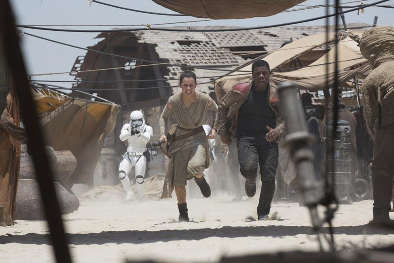 Daisy Ridley and John Boyega in "Star Wars: The Force Awakens." (Photo courtesy Lucasfilm/TNS)